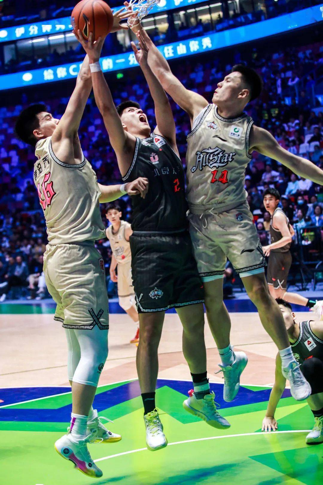 包含赛地聚焦——CBA季后赛集结日热度飙升，浙江队豪取连胜，底气十足，高层口径保持一致的词条