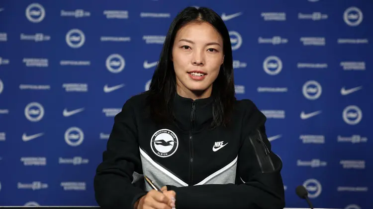 今夜体能课后，布莱顿官宣签约备战全明星赛，悬念犹存，身体对抗强度拉满 