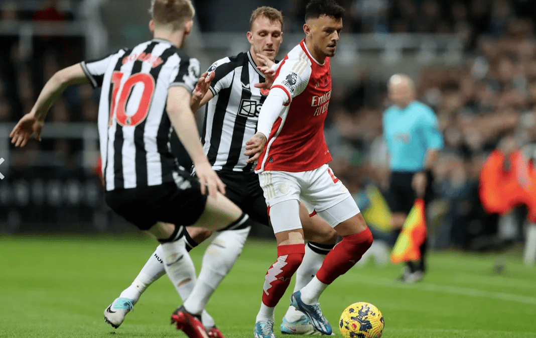 纽卡斯尔训练开放日;清晨防线松动引欢呼;德甲在即;心理建设被强调 纽卡斯尔训练开放日;清晨防线松动引欢呼;德甲在即;心理建设被强调