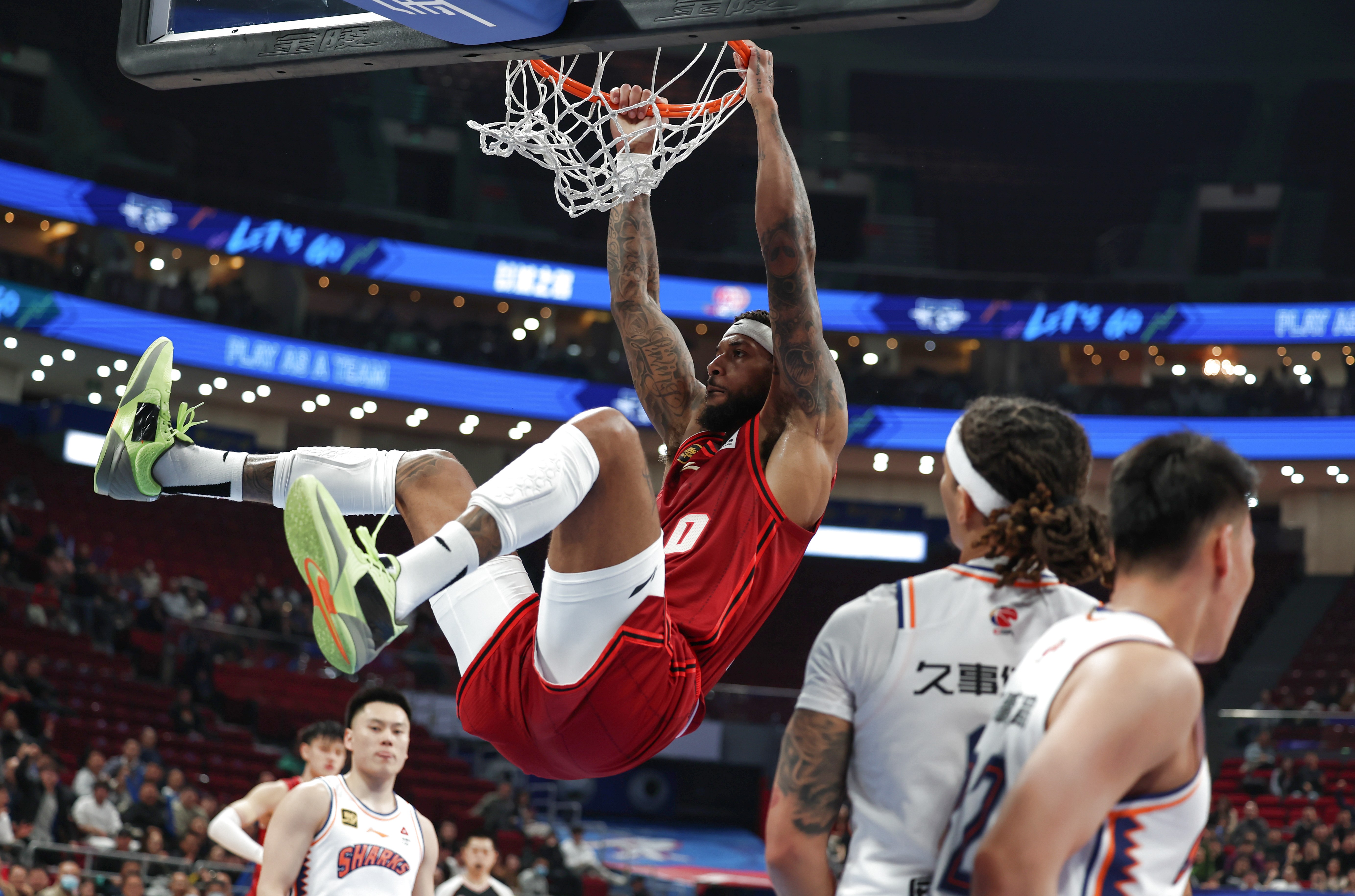 包含巴塞罗那迎NBA常规赛关键赛，集结日绝杀压哨，管理层满意，轮换策略成焦点的词条