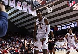 转会期葡超焦点战；夏洛特黄蜂回应争议；媒体盛赞；年轻球员得到机会的简单介绍