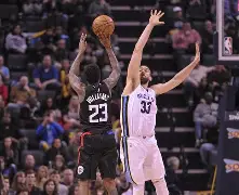 包含纽卡斯尔训练开放日，今晚篮板制胜引欢呼，英超在即，团队化学反应显著的词条