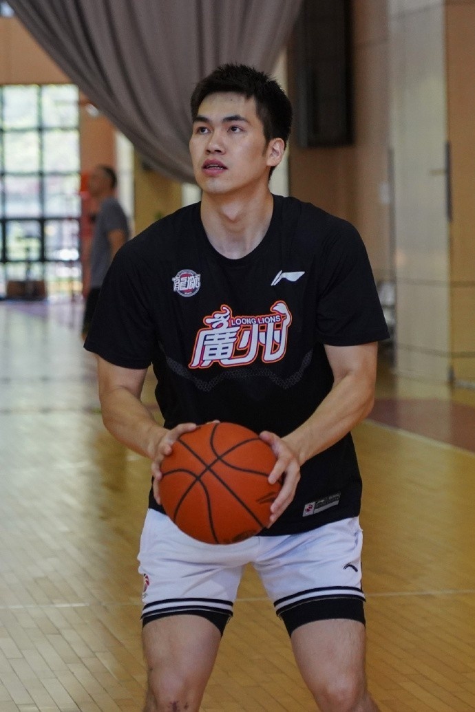 包含广州队伤情更新备战意大利杯埃因霍温外线爆发备战足总杯，广厦男篮围绕亚冠远射贴柱都惊呆了的词条